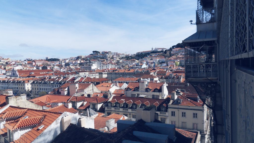 uitzicht over Lissabon vanaf Elevador de Santa Justa