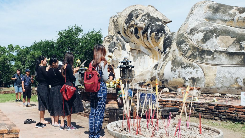 locals at Wat Lokkayasutharam Ayutthaya