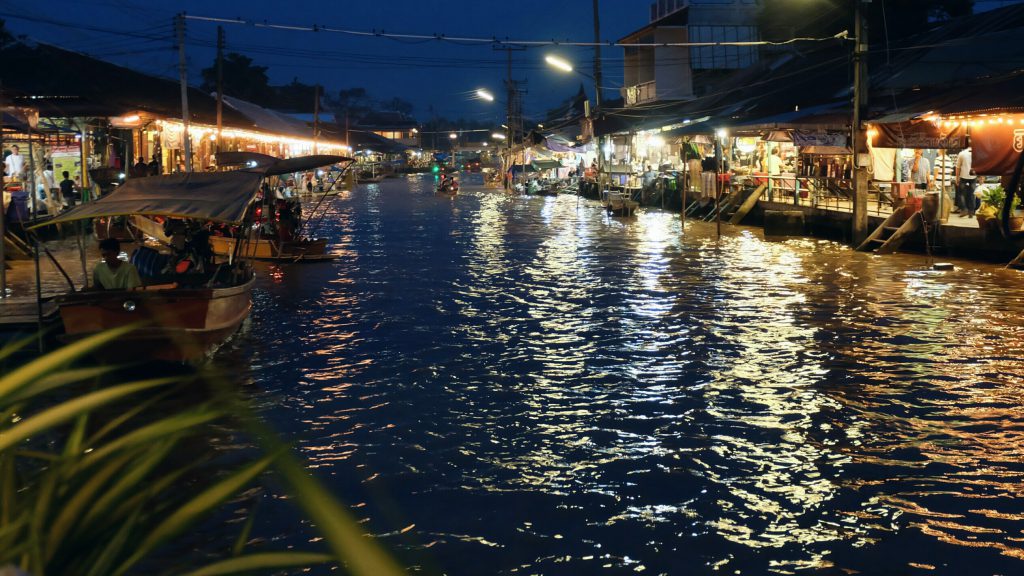 atmosphere floating market Amphawa after sunset