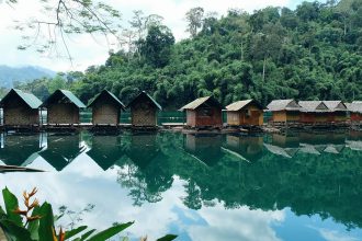 Khao Sok floating lake houses