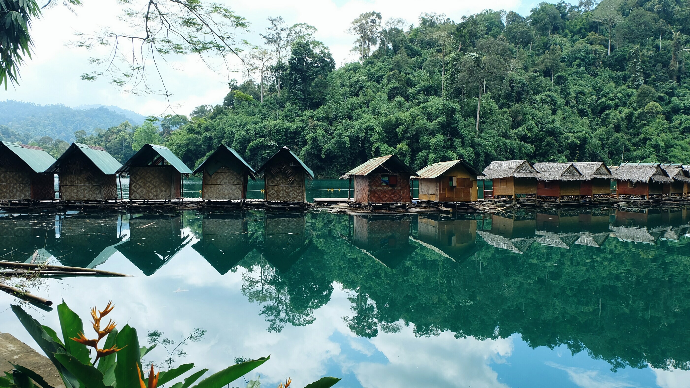 Khao Sok floating lake houses