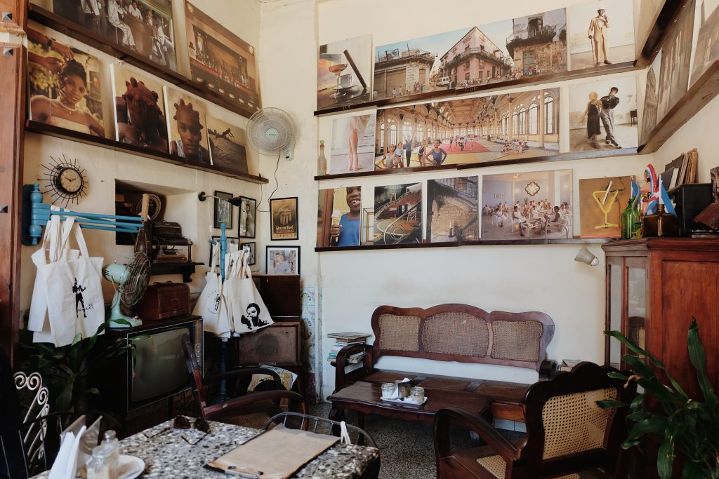 vintage interior restaurant El Dandy Habana