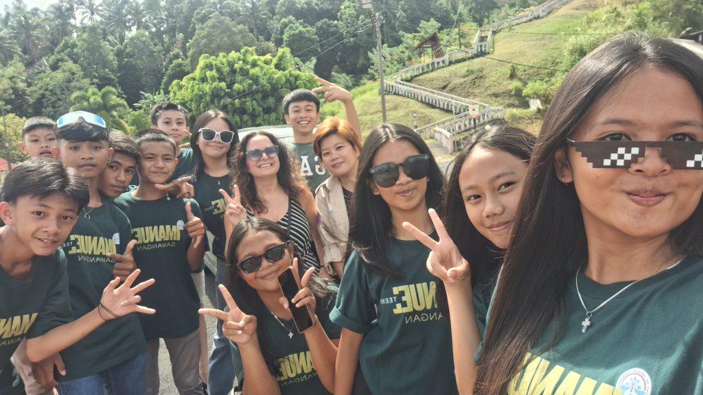 selfie local school kids Sulawesi