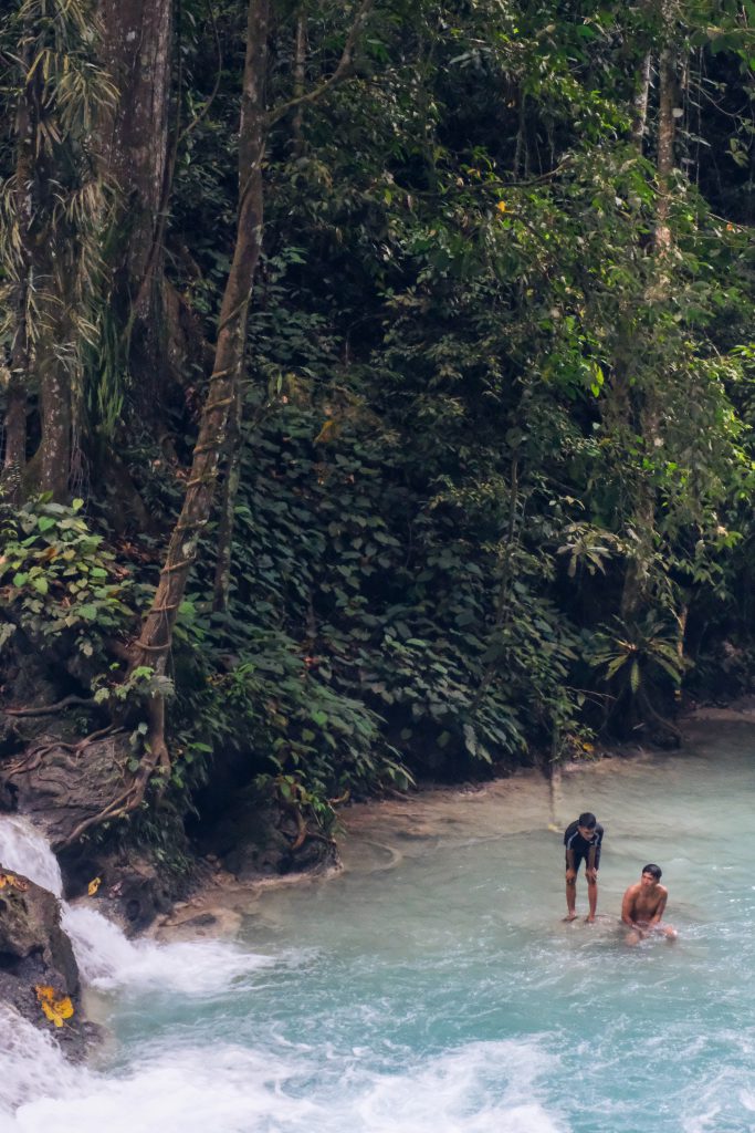 swimming locals waterval Sulawesi