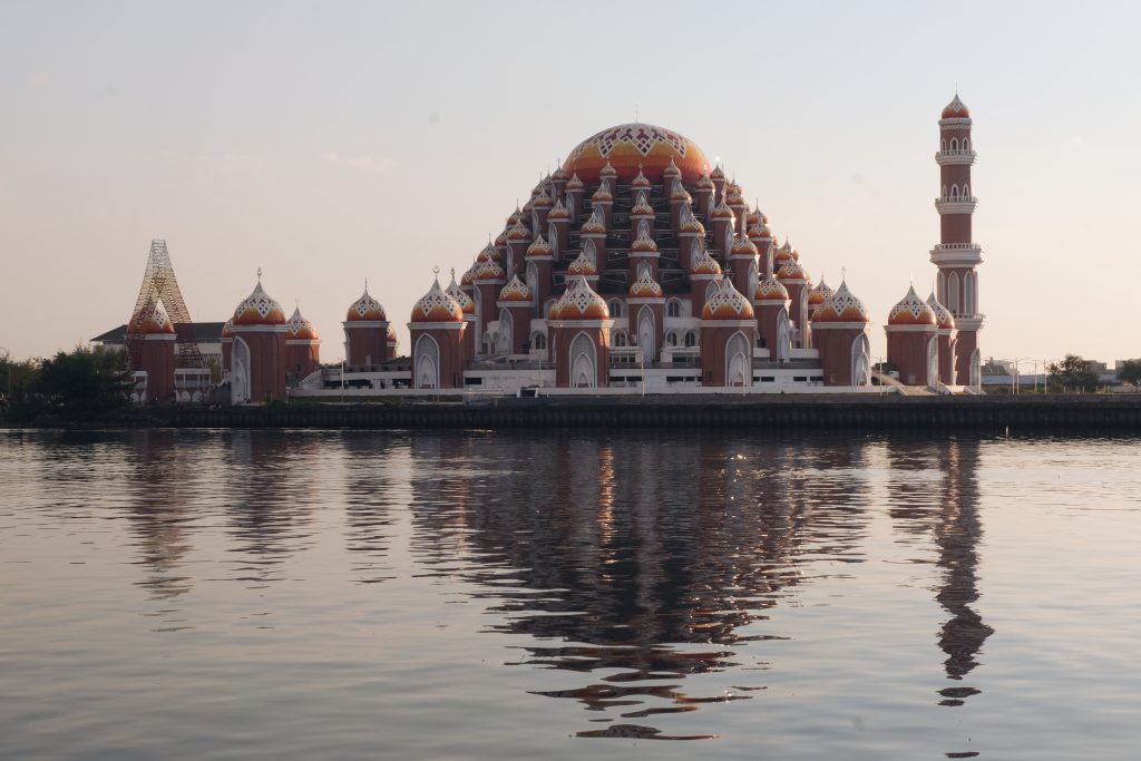Losari sunset masjid 99 kubah Makassar Sulawesi